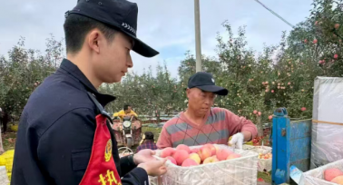 西安鐵路公安局延安公安處富縣東站派出所為民服務(wù)助力蘋果豐收
